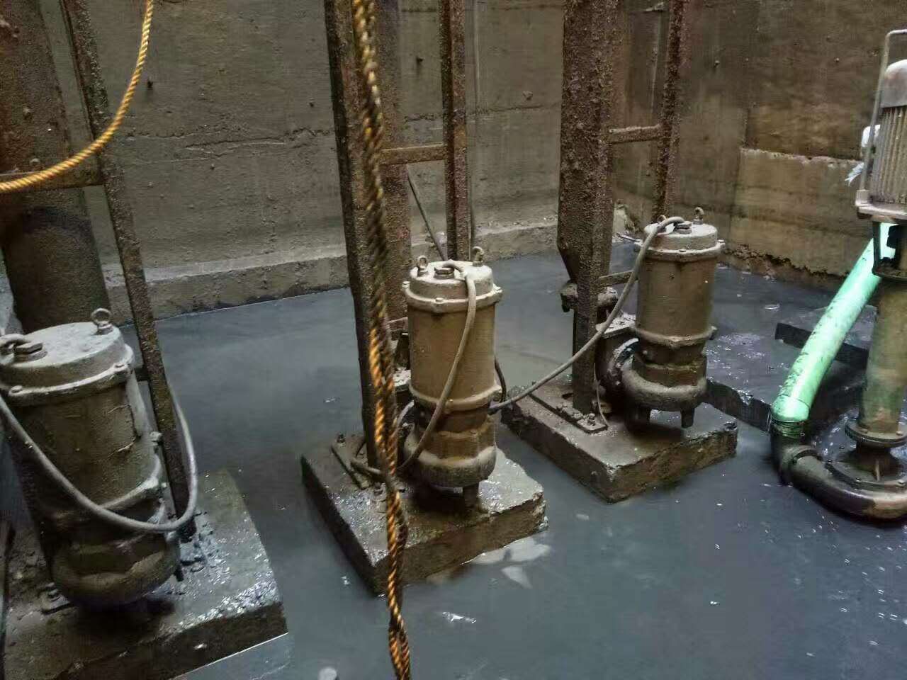 竹根滩镇污水池清理