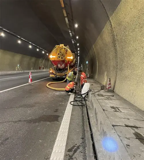 竹根滩镇隧道排水渠清淤